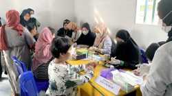 Pemeriksaan kesehatan gratis dan deteksi dini PTM yang dilaksanakan IKMAKES untuk masyarakat Desa Lappe, Soropia, Konawe/Ist.