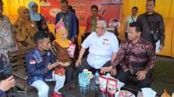 Gubernur Sultra, Ali Mazi didampingi Kepala DPMPTSP Sultra yang juga Pj Bupati Kolut, Parinringi saat mengunjungi salah satu stand di Pameran Potensi Unggulan/dok. Halosultra.com. Gubernur Sultra, Ali Mazi didampingi Kepala DPMPTSP Sultra yang juga Pj Bupati Kolut, Parinringi saat mengunjungi salah satu stand di Pameran Potensi Unggulan/dok. Halosultra.com.