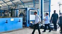 Presiden Joko Widodo saat melihat kondisi industri aspal di PT Wika Bitumen, Kabupaten Buton/BPMI Setpres.