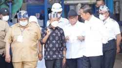 Presiden Joko Widodo bersama Menteri Investasi/Kepala Badan Koordinasi Penanaman Modal (BKPM), Bahlil Lahadalia dan Gubernur Sultra Ali Mazi saat melihat industri aspal di PT Wika Bitumen, Kabupaten Buton/BPMI Setpres.