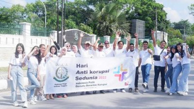 Hari Antikorupsi Sedunia 2022, Kejati Sultra Berbagi Stiker ke Pengendara