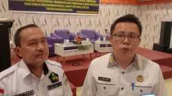 Kepala Bidang Pengaduan, Kebijakan dan Pelaporan Layanan DPMPTSP Sultra, Budiman (kiri) bersama Sekretaris yang juga selaku Plh Kadis DPMPTSP Sultra, Joni Fajar (kanan)/dok. Halosultra.com.