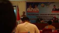 Kabid Pengendalian Pelaksanaan Penanaman Modal dan Informasi, Rasiun saat menyampaikan sambutan dalam bimtek dan sosialisasi Implementasi Perizinan Berusaha Berbasis Risiko kepada ratusan pelaku usaha di Kota Kendari pada awal Oktober lalu/dok. Halosultra.com.