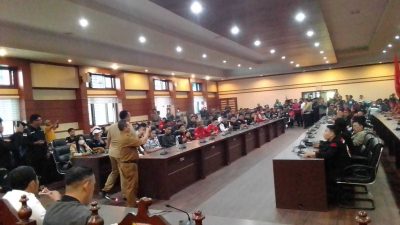 Ormas Adat Tolaki Unjuk Rasa Tolak Pembangunan Patung Oputa Yi Koo di DPRD Sultra