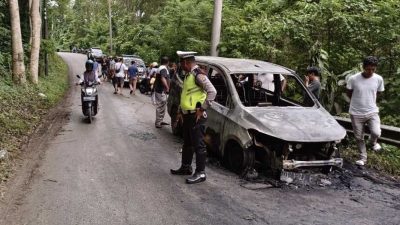 Mobil Hangus Terbakar di Poros Waborobo Baubau, Tak Ada Korban Jiwa