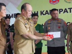 Pemda Konut Serahkan Bonus Kepada Atlet yang Berprestasi di Porprov Sultra 2022