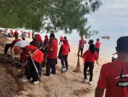 DPD PDIP Sultra Lakukan Penanaman Pohon dan Bersih-bersih di Pantai Toronipa