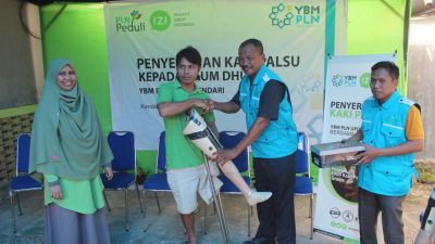 YBM PLN UPDK Gandeng IZI Sultra Beri Bantuan Kaki Palsu untuk Penyandang Disabilitas