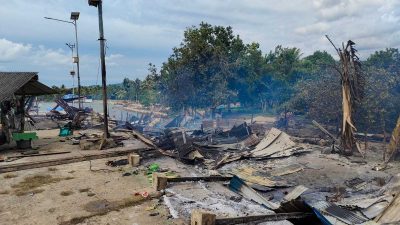 Lima Kios Warga di Pelabuhan Sawae Konkep Hangus Terbakar