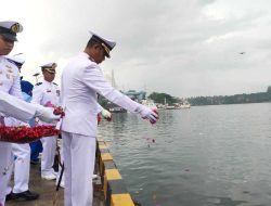 Peringati Hari Dharma Samudra, Danlanal Kendari Lakukan Upacara Tabur Bunga