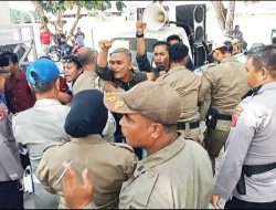 Dinilai Abaikan Putusan PTUN Tentang Sengketa Pilkades, Bupati Wakatobi Didemo Warga