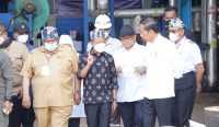 (kiri ke kanan) Gubernur Sulawesi Tenggara, Ali Mazi, Menteri Investasi/Kepala BKPM, Bahlil Lahadalia, Menteri Sekretaris Negara, Pramono Anung, dan Presiden RI, Joko Widodo saat meninjau smelter aspal buton di Kabupaten Buton, Sultra/Ist