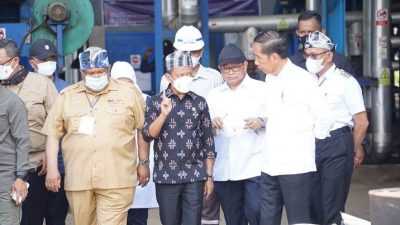 (kiri ke kanan) Gubernur Sulawesi Tenggara, Ali Mazi, Menteri Investasi/Kepala BKPM, Bahlil Lahadalia, Menteri Sekretaris Negara, Pramono Anung, dan Presiden RI, Joko Widodo saat meninjau smelter aspal buton di Kabupaten Buton, Sultra/Ist