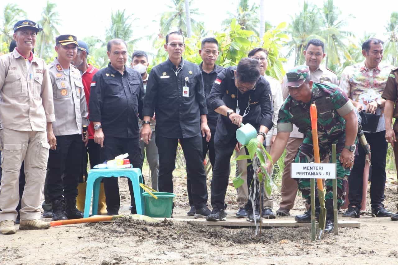 Menteri Pertanian, Syahrul Yasin Limpodalam acara tanam kakao sekaligus Supervisi Anggota BPK RI Program Kerja Kementan Tahun 2022 di Desa Konaweha, Kecamatan Samaturu, Kabupaten Kolaka, Kamis (23/2/2023)./Dok. Kementan RI