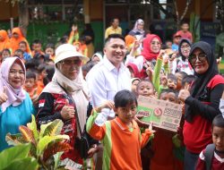 Revolusi Putih, Gerindra Kendari Bagi-bagi Susu ke Murid Sekolah Dasar