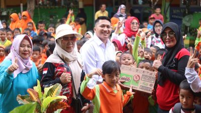 Revolusi Putih, Gerindra Kendari Bagi-bagi Susu ke Murid Sekolah Dasar
