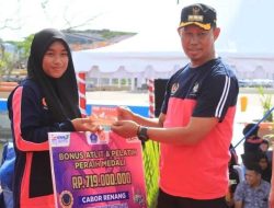 Serahkan Bonus Atlet Porprov XIV, Pj Wali Kota Kendari: Pembinaan Olahraga Akan Terus Ditingkatkan