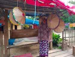 Melihat Kerajinan Caping Khas Tolaki dari Daun Pandan Hutan di Sampara