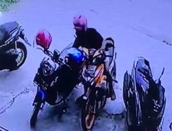 Pria Terekam CCTV Ambil Handphone Milik Pelanggan Grosir Tanah Abang Kendari
