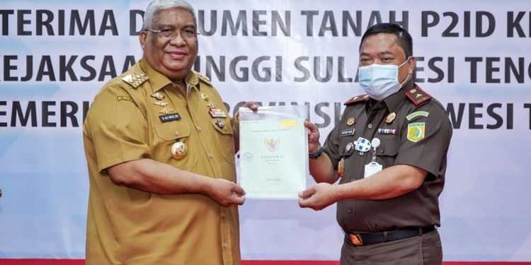 Kepala Kejaksaan Tinggi Sultra, Sarjono Turin saat menyerahkan sertifikat dokumenlahan P2ID kepada Gubernur Sultra, Ali Mazi di Aula Merah Putih, Rumah Jabatan Gubernur, Senin 15 Maret 2021/Dok. Jurnal Gub. Sultra