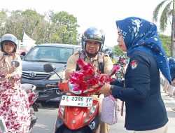 KPU Sultra Berbagi 1.400 Mawar untuk Masyarakat Kendari