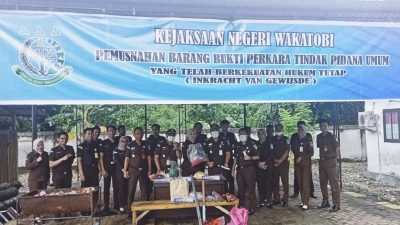 Kejari Wakatobi Musnahkan Barang Bukti Perkara Tipidum