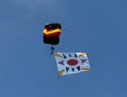 Atraksi Terjun Payung Warnai Puncak HUT Konawe ke-63