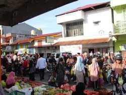 Sambut Ramadan, Ketua DPRD Wakatobi Bagi-bagi Ratusan Paket Beras ke Warga