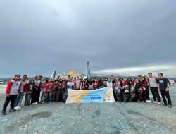 Wardah Bareng GenBI Bersih-bersih Kawasan Masjid Al-alam