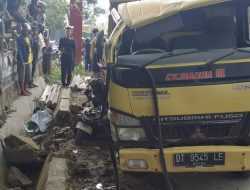 Truk Terbalik di Baruga dan Tindih Pengendara Motor