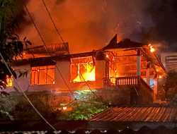 Kebakaran Melanda Rumah Warga di Kendari, 3 Unit Mobil Damkar Dikerahkan
