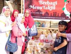 Berkah Ramadan, Kareangta Kota Baubau Bagikan Takjil kepada Warga