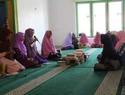 Isi Ramadan, PD Wanita Islam Wakatobi Bagikan Buku Iqro’ dan Mushaf Al-Quran