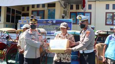 Bakti Sosial Ramadan, Polres Baubau Bagikan Paket Sembako ke Warga