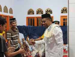 Safari Ramadan di Masjid Nurul Jadid, Ketua DPRD Wakatobi Bagikan Karpet Sajadah