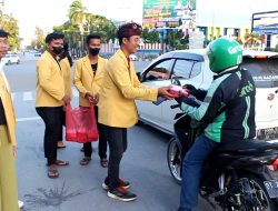 Potret Toleransi, Mahasiswa Hindu di Kendari Bagikan Takjil kepada Pengendara yang Melintas