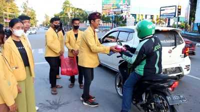 Potret Toleransi, Mahasiswa Hindu di Kendari Bagikan Takjil kepada Pengendara yang Melintas