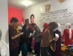 Berkah Ramadan, PDIP Sultra Bagi Santunan ke Ratusan Warga Kurang Mampu