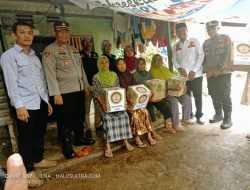 Pokdarkamtibmas Bhayangkara Resor Wakatobi Salurkan Paket Sembako ke Warga Kurang Mampu