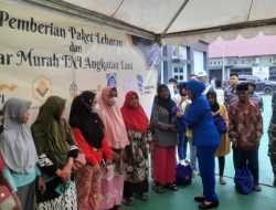 Lanal Kendari Bagikan Ratusan Paket Lebaran dan Gelar Bazar Murah untuk Warga