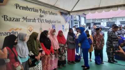 Lanal Kendari Bagikan Ratusan Paket Lebaran dan Gelar Bazar Murah untuk Warga