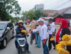 Tebar Keberkahan, DPC Gerindra Kendari Bagi-bagi Takjil Gratis ke Pengendara