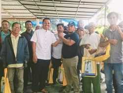 Hamiruddin Bagikan Puluhan Paket Sembako untuk Para Driver Ojek