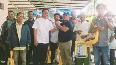 Hamiruddin Bagikan Puluhan Paket Sembako untuk Para Driver Ojek