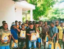 Ringankan Beban Warga, Ketua DPRD Wakatobi Kembali Bagikan Paket Sembako