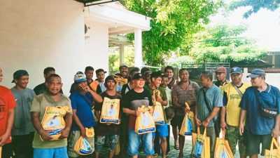 Ringankan Beban Warga, Ketua DPRD Wakatobi Kembali Bagikan Paket Sembako