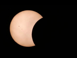 Gerhana Matahari Hibrid Juga Terlihat di Langit Sulawesi Tenggara