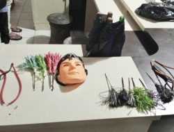 Polisi Bekuk 10 Pelaku Miras yang Bawa Parang dan Busur