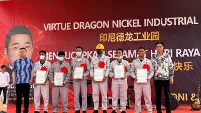 Ratusan Karyawan dan Manajemen PT VDNIP dan PT OSS Terima Penghargaan di Hari Buruh