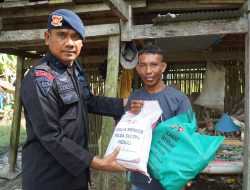 Brimob Sultra Bagikan Paket Sembako Door to Door ke Warga Baruga